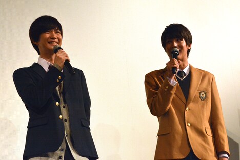 セリフの生披露を終え、ホッとする千葉雄大（左）と中川大志（右）。
