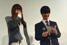 生披露するセリフを手渡され、恥ずかしそうに笑う千葉雄大。