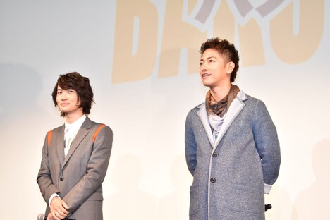 左から神木隆之介、佐藤健。