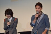 演劇部の高校生から演技を褒められ、お辞儀する神木隆之介（左）と佐藤健（右）。