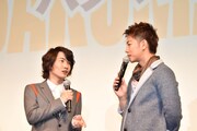 お互いの絆の強さを確認し合う神木隆之介（左）と佐藤健（右）。
