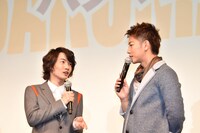 お互いの絆の強さを確認し合う神木隆之介（左）と佐藤健（右）。