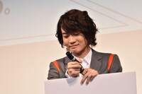 佐藤健に見られないように答えをフリップに書き込む神木隆之介。