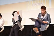 佐藤健に見られないように答えをフリップに書き込む神木隆之介（左）と、佐藤健（右）。