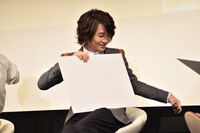 答えを書いたフリップを佐藤健に見られないように注意する神木隆之介。