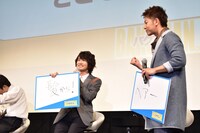 「バクマン。」友情試写会イベントにて、見事1問目に正解した佐藤・神木ペア。