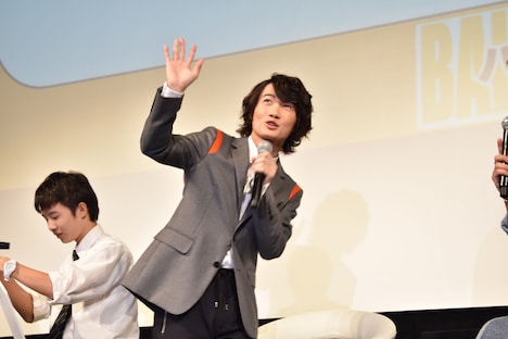 お風呂に入り、シャワーから出た水を避ける場面を再現する神木隆之介。