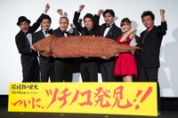 「探検隊の栄光」完成披露上映会舞台挨拶の様子。左から岡安章介（ななめ45°）、川村陽介、田中要次、藤原竜也、小澤征悦、佐野ひなこ、山本透。