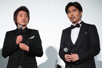左から藤原竜也、小澤征悦。