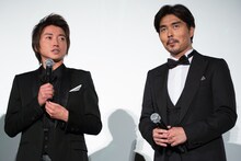 左から藤原竜也、小澤征悦。