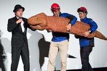 ツチノコを連れてくるななめ45°岡安（左）。