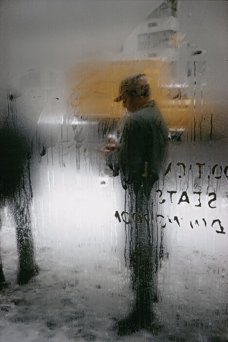 ソウル・ライターの作品「Snow（1960）」 (c)Saul Leiter Foundation/Courtesy Howard Greenberg Gallery.