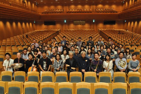 「母と暮せば」音楽レコーディングに集まった坂本龍一（中央左）、山田洋次（中央右）、東京フィルハーモニー交響楽団。(c)2015「母と暮せば」製作委員会