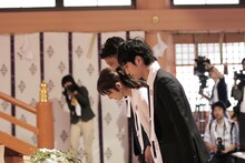 手前から平岡祐太、佐々木希、井坂俊哉。