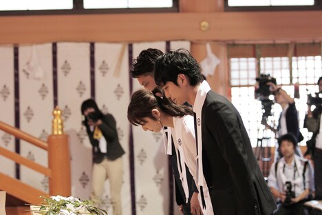 手前から平岡祐太、佐々木希、井坂俊哉。