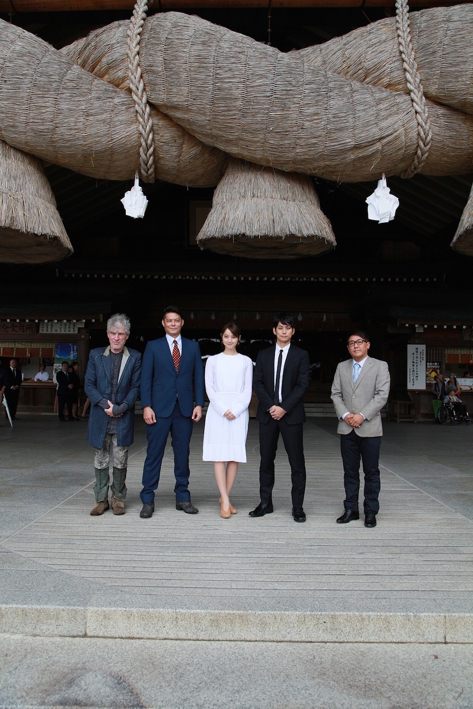 「縁（えにし）The Bride of Izumo」の奉納上映会の様子。左からクリストファー・ドイル、井坂俊哉、佐々木希、平岡祐太、堀内博志。