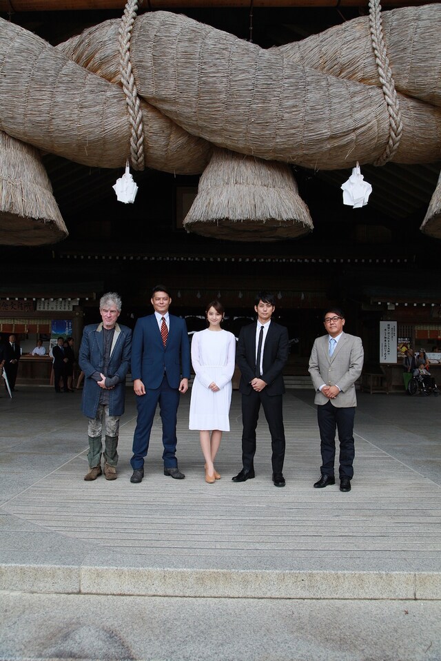 「縁（えにし）The Bride of Izumo」の奉納上映会の様子。左からクリストファー・ドイル、井坂俊哉、佐々木希、平岡祐太、堀内博志。