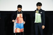 瀬戸康史（右）からもらったエプロンを着ける柳楽優弥（左）。(c)2015 杉浦日向子・MS．HS／「合葬」製作委員会