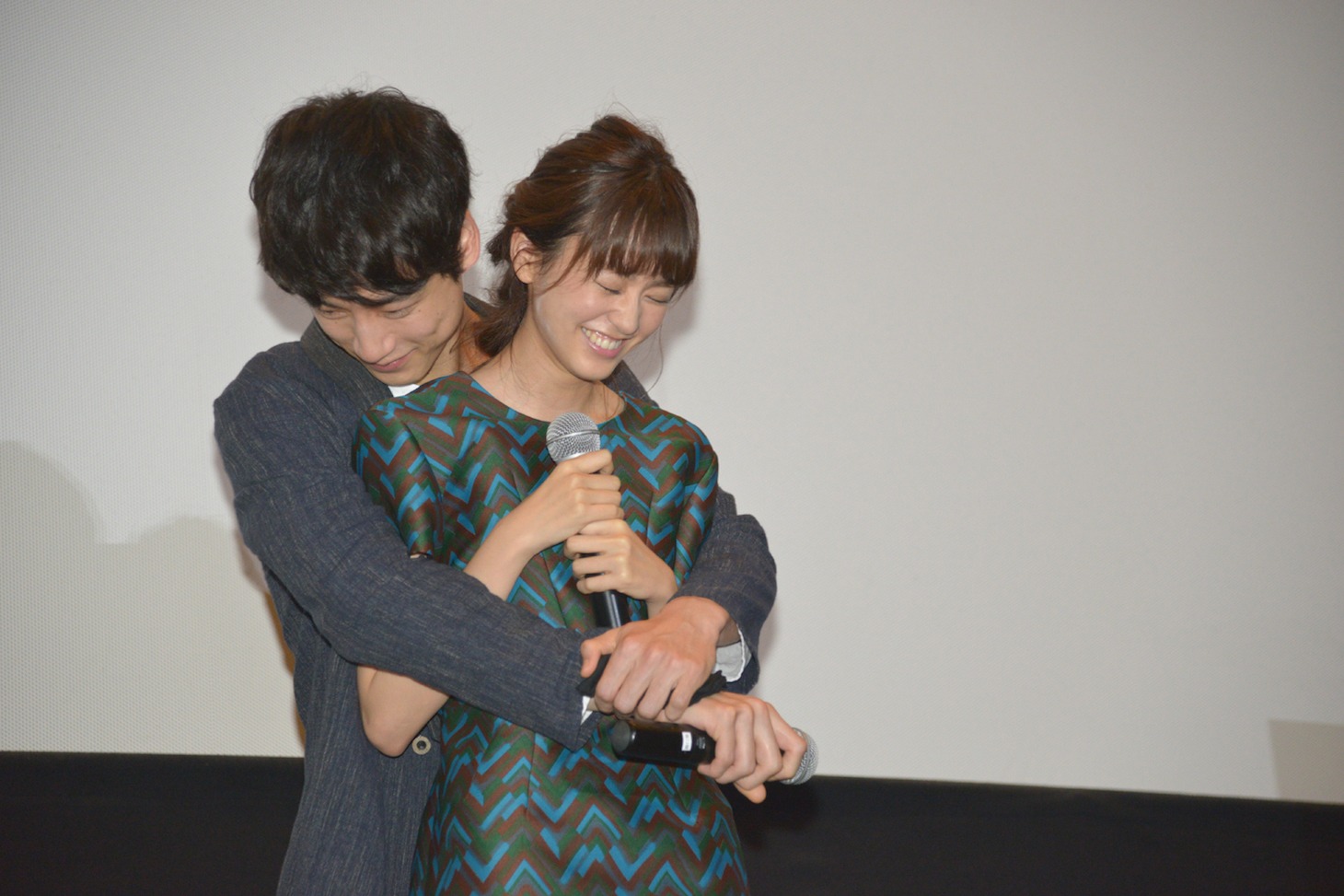 「ヒロイン失格」“みんなの力でキャストを召喚！キャンペーン”舞台挨拶にて、「後ろハグ」を実演した坂口健太郎（左）と桐谷美玲（右）。(c)2015 映画「ヒロイン失格」製作委員会 (c)幸田もも子／集英社