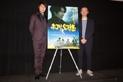 「ホコリと幻想」公開初日舞台挨拶に登壇した戸次重幸(左)、鈴木聖史(右)。