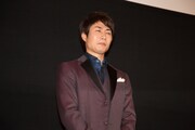 マスコミのフラッシュに目をしばたたかせる戸次重幸。