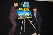 フォトセッションのため、鈴木聖史(右)とともに自らポスターの位置を調整する戸次重幸(左)。