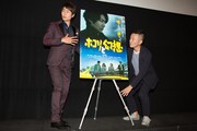 鈴木聖史(右)とともにポスターの位置を調整し、「ここでいいですか?」と確認する戸次重幸(左)。