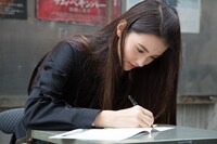 観客1人ひとりにサインをするエレーナ・アン。