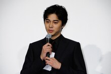 「GONIN サーガ」初日舞台挨拶にて、根津甚八からの手紙を代読して感極まる東出昌大。