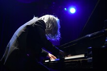 「コウノドリ」で綾野剛が演じる天才ピアニスト・BABY。(c)TBS