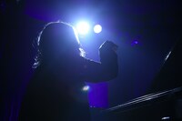 「コウノドリ」で綾野剛が演じる天才ピアニスト・BABY。(c)TBS