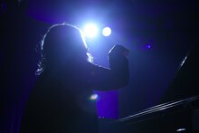 「コウノドリ」で綾野剛が演じる天才ピアニスト・BABY。(c)TBS