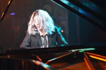 「コウノドリ」で綾野剛が演じる天才ピアニスト・BABY。(c)TBS