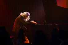 「コウノドリ」で綾野剛が演じる天才ピアニスト・BABY。(c)TBS