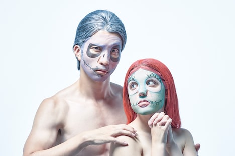 ナイトメアー・ビフォア・クリスマス フェイスパックの着用イメージ。左からジャック、サリー。