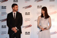 「トランスポーター イグニション」来日記念イベントの様子。左からエド・スクレイン、佐々木希。