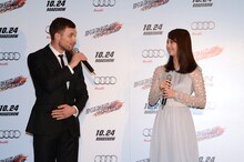 互いの印象を述べ合うエド・スクレイン（左）、佐々木希（右）。