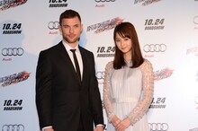 「トランスポーター イグニション」来日記念イベントの様子。左からエド・スクレイン、佐々木希。