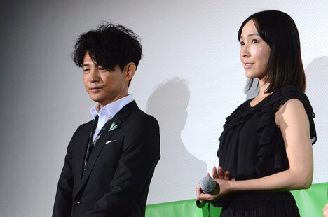 「グラスホッパー」完成披露試写会の様子。左より吉岡秀隆、麻生久美子。