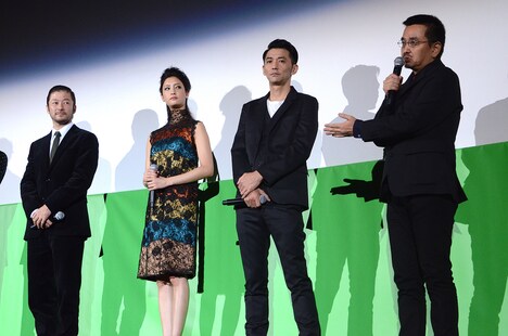 現場でのエピソードを語る瀧本智行（右）とキャスト陣。