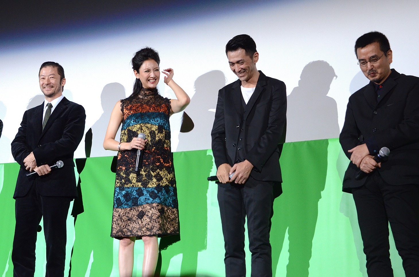 「グラスホッパー」完成披露試写会の様子。左より浅野忠信、菜々緒、村上淳、瀧本智行。
