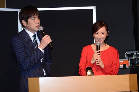 司会を務めた羽鳥慎一（左）、西尾由佳理（右）。