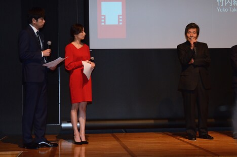 自作について語る小栗康平（右）と、その言葉に耳を傾ける羽鳥慎一（左）と西尾由佳理（中）。