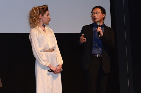 撮影時を振り返る深田晃司（右）とブライアリー・ロング（左）。