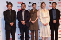 第28回東京国際映画祭ラインナップ発表会の様子。左から小栗康平、中村義洋、竹内結子、ブライアリー・ロング、深田晃司。