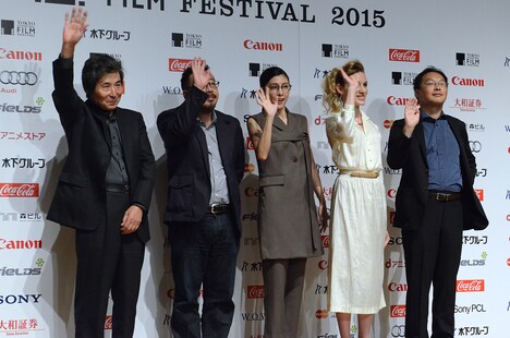 第28回東京国際映画祭ラインナップ発表会の様子。左から小栗康平、中村義洋、竹内結子、ブライアリー・ロング、深田晃司。