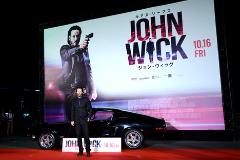 劇中にも登場したマスタングの前で撮影に応じるキアヌ・リーヴス。