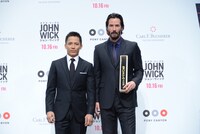 「ジョン・ウィック」ジャパンプレミアに出席した野村忠宏（左）とキアヌ・リーヴス（右）。