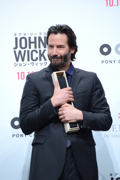 もらった黒帯を「返したくない！」と抱え込むキアヌ・リーヴス。