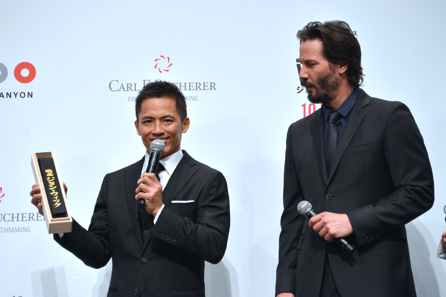 黒帯に興味津々のキアヌ・リーヴス（右）と、説明する野村忠宏（左）。